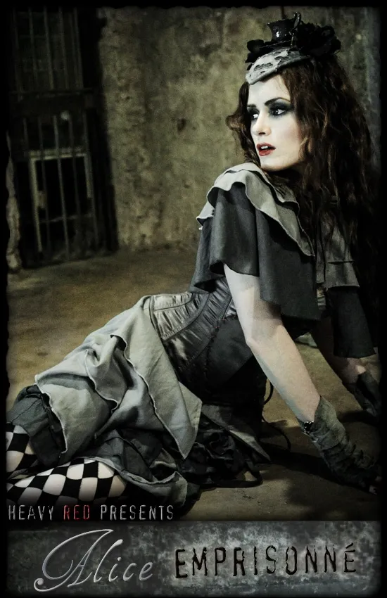 Alice Emprisonne - Alice In Wonderland Dress & Cape